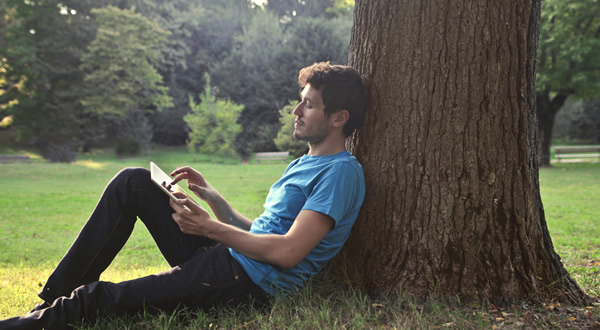 hombre con laptop